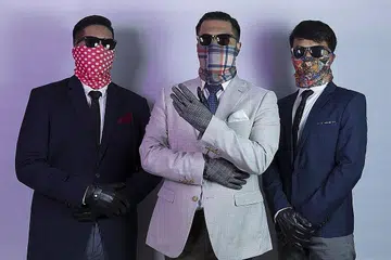 PENILAIAN BUKAN LAGI UKURAN: Apabila kumpulan The Sallys yang terdiri daripada (dari kiri) Wantanabe, Abi Dhia dan Roze muncul dengan imej baru menutupi wajah dengan kaca mata hitam dan pelitup tahun lalu sempena 'single' Dhia, mereka hanya mahu berkarya secara ikhlas dan gembira mendapat kelompok pendengar baru yang tidak terdedah pada lagu band mereka sebelum ini. - Foto THE SALLYS