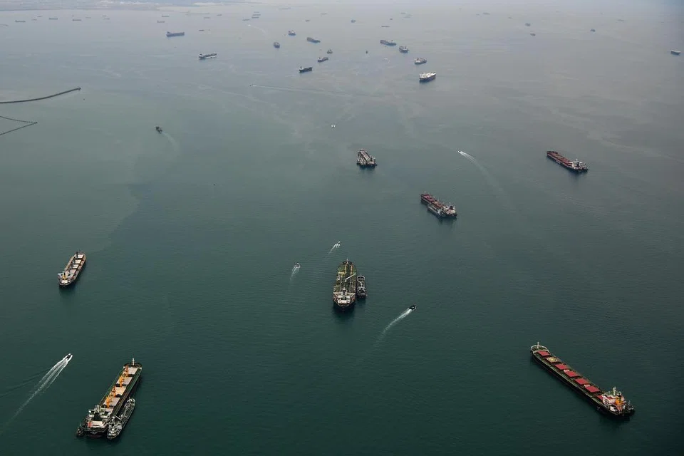 TIDAK IKTIRAF: Pemandangan kapal, kapal tangki dan kapal kecil di Laut China Selatan pada April 2021. Malaysia tidak mengiktiraf tuntutan China ke atas Laut China Selatan yang digariskan dalam ‘Peta Standard China Edisi 2023’. 