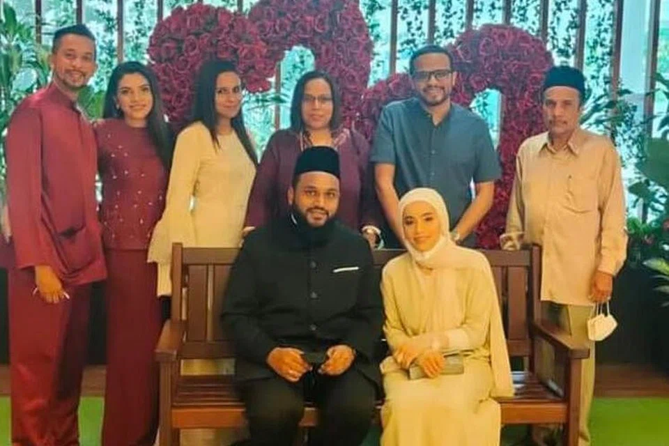 BARU BERNIKAH: Allahyarham Firdaus Harun Rashid (depan, kiri) menikahi isterinya, Allahyarhamha Cik Amal Sheikh Al Aidros Al Haddad (depan, kanan), beberapa bulan lalu. Pasangan itu meninggal dunia dalam satu kemalangan jalan raya di Jawa Timur kelmarin. - Foto ihsan 