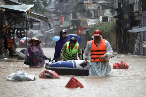 Penduduk menggunakan boya dan sampan untuk berpindah ke tempat lebih selamat ekoran Taufan Yagi yang membawa banjir besar di kawasan utara Vietnam sejak 8 September.
