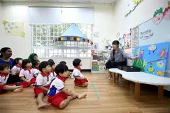 PEMBELAJARAN BERASASKAN AMALAN: Seorang pelajar Politeknik Ngee Ann (NP) yang sedang bekerja sambil belajar di PCF Sparkletots di Woodlands Blok 801, Cik Jessie Too, mendapati bahawa program bekerja sambil belajar dapat meluaskan perspektif pelajar dalam bidang pendidikan awal kanak-kanak sepertinya. - Foto ZAOBAO