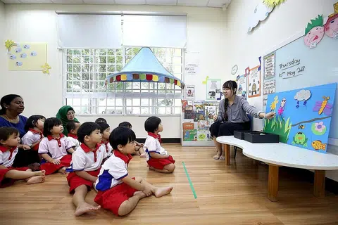PEMBELAJARAN BERASASKAN AMALAN: Seorang pelajar Politeknik Ngee Ann (NP) yang sedang bekerja sambil belajar di PCF Sparkletots di Woodlands Blok 801, Cik Jessie Too, mendapati bahawa program bekerja sambil belajar dapat meluaskan perspektif pelajar dalam bidang pendidikan awal kanak-kanak sepertinya. - Foto ZAOBAO