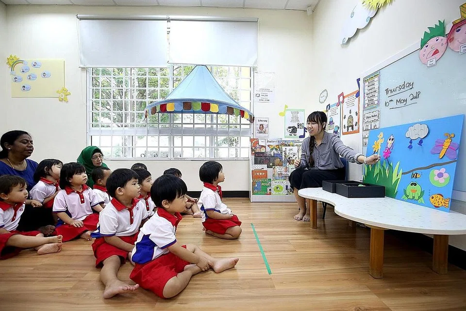 PEMBELAJARAN BERASASKAN AMALAN: Seorang pelajar Politeknik Ngee Ann (NP) yang sedang bekerja sambil belajar di PCF Sparkletots di Woodlands Blok 801, Cik Jessie Too, mendapati bahawa program bekerja sambil belajar dapat meluaskan perspektif pelajar dalam bidang pendidikan awal kanak-kanak sepertinya. - Foto ZAOBAO