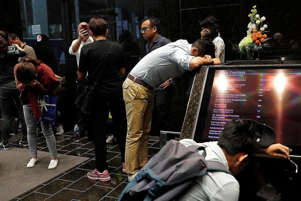 WARGA TERJEJAS: Orang ramai di bangunan pejabat terjejas dek gas pemedih mata yang ditembak pihak polis di Central, Hong Kong, semalam. - Foto REUTERS