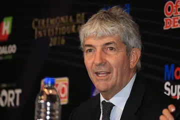 WIRA ITALY: Paolo Rossi dalam gambar yang diambil pada 2016 dan semasa beraksi dalam perlawanan menentang Argentina pada 1982. - Foto AFP