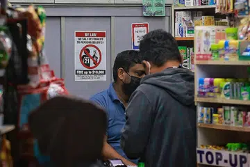 USAHA BERTERUSAN: MOH terus menyemak dan mempertingkat langkah antimerokok termasuk mengkaji idea dan amalan antarabangsa tentang bagaimana mengurangkan lagi tabiat merokok dalam kalangan penduduk. - Foto fail