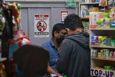 BERKESAN KURANGKAN JUMLAH PEROKOK?: Notis di sebuah kedai runcit di Pusat Makanan Bedok Interchange yang menunjukkan usia minimum untuk orang ramai membeli produk tembakau adalah 21 tahun, mulai 1 Januari tahun ini. - Foto BH oleh KEVIN LIM