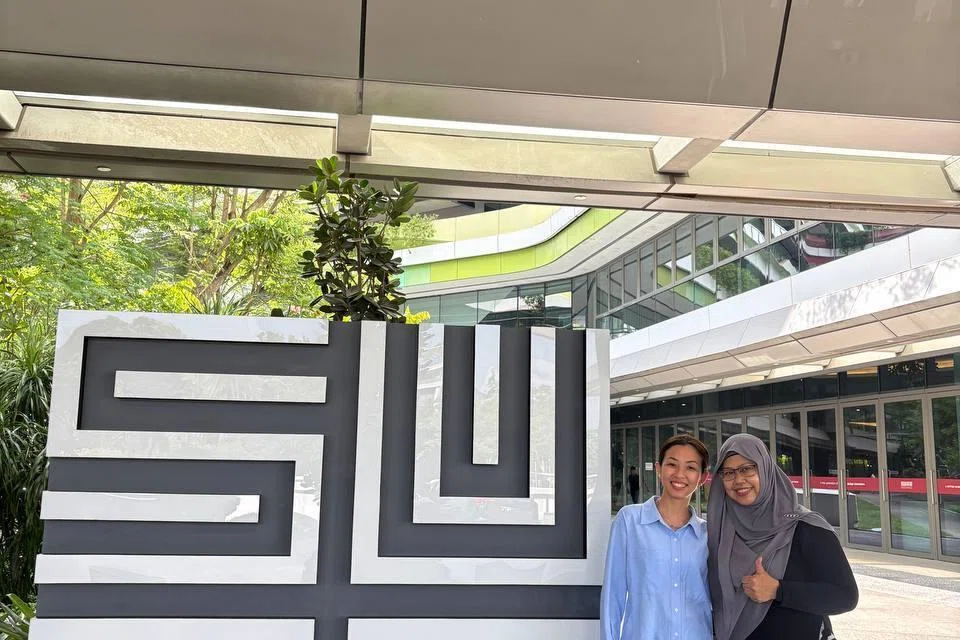 Cik Sarah Ahmad (kanan) bersama Penolong Penyelidik Kanan di Pusat Lee Kuan Yew bagi Bandar-Bandar Inovatif (LKYCIC), Cik Candy Mak Yu Shan, yang membimbingnya menerusi program ‘What’s Next’.