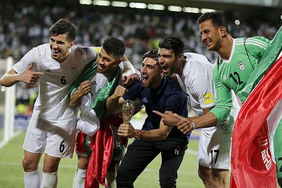 RAIKAN KEJAYAAN: Pemain Iran merai kemenangan ke atas Uzbekistan kelmarin, yang menjamin tempat mereka dalam Piala Dunia di Russia tahun depan. - Foto AFP