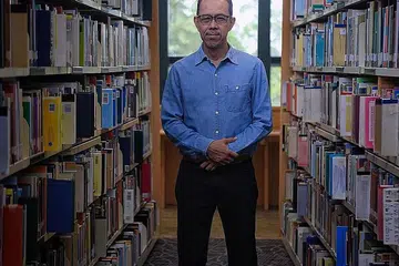 PROFESOR MADYA DR MUKHLIS ABU BAKAR: Bakal berkongsi cara memupuk keupayaan berdwibahasa, manfaat dwibahasa, faktor menjejas keupayaan berdwibahasa dan pengekalan bahasa warisan dalam webinar BH-Mendaki pada 24 Februari ini. - Foto fail