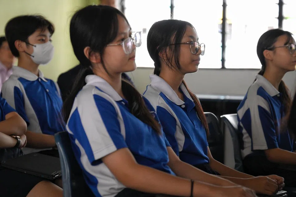 Pelajar Menengah 2 daripada Sekolah Menengah Jurong West, Nur Fasha Farzana Mohd Sharhan (dua dari kanan), menyertai kelas semasa bekalan elektrik di sekolahnya terputus pada 15 Februari sempena Hari Pertahanan Mutlak.