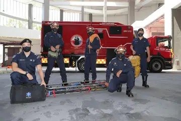 MENYELAMAT: WO1 Muhammad Umar (tengah) bersama (dari kiri) SGT Keith Lye, WO2 Azmir Ali Ameer Ali, LTA Ahmad Faizal Abdul Hanan dan LTA Johnny See. - Foto SCDF