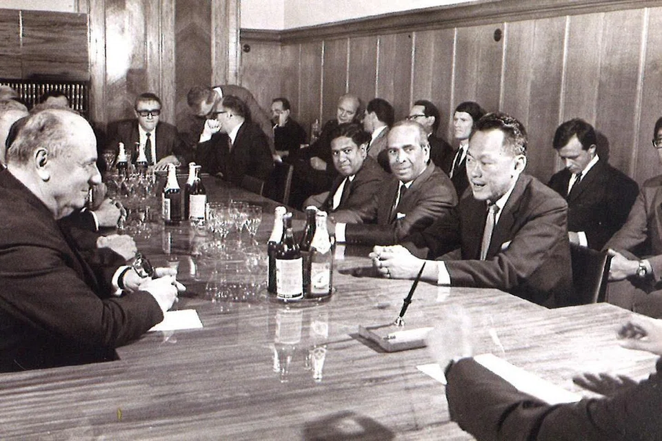 BERBINCANG DENGAN PEMIMPIN RUSSIA: Encik Nathan yang ketika itu Timbalan Setiausaha di Kementerian Luar, Menteri Luar S. Rajaratnam dan Perdana Menteri Lee Kuan Yew berbincang dengan pemimpin Russia ketika lawatan ke negara itu pada 1970. - Foto-foto fail