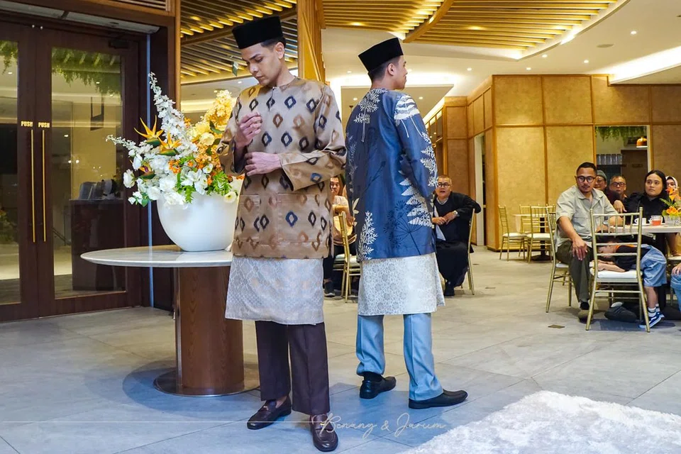 Koleksi 2025 Rai Parjan, ‘Benang dan Jarum 2.0’, menggabungkan siluet klasik Baju Melayu dengan fabrik unik dan warna berani yang diinspirasikan dari Afrika Selatan, mencabar norma fesyen lelaki untuk Hari Raya.