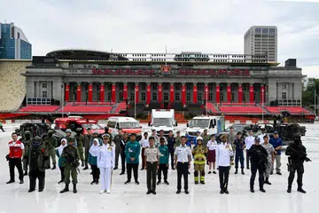 Pengerusi Pertunjukan Pertahanan Dinamik (D3) ulang tahun ke-40 Pertahanan Mutlak (TD40), Mejar (MAJ) Eugene Ng (barisan hadapan, empat dari kiri), dan pengerusi acara Perbarisan dan Upacara (P&C), Leftenan Kolonel Kanan (SLTC) Anthony Lau (barisan hadapan, empat dari kanan), bersama peserta yang terlibat dalam segmen P&C dan TD40 D3 pada 21 Jun di Padang.