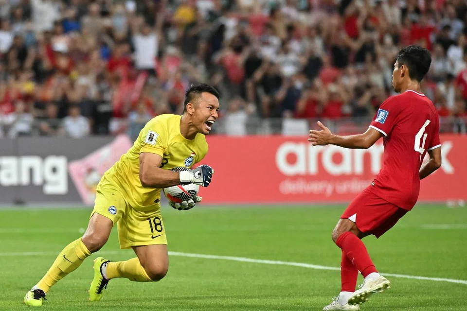 Reaksi penjaga gol Singapura Hassan Sunny (kiri) selepas menyelamatkan rembatan penalti pemain China, Wu Lei. 