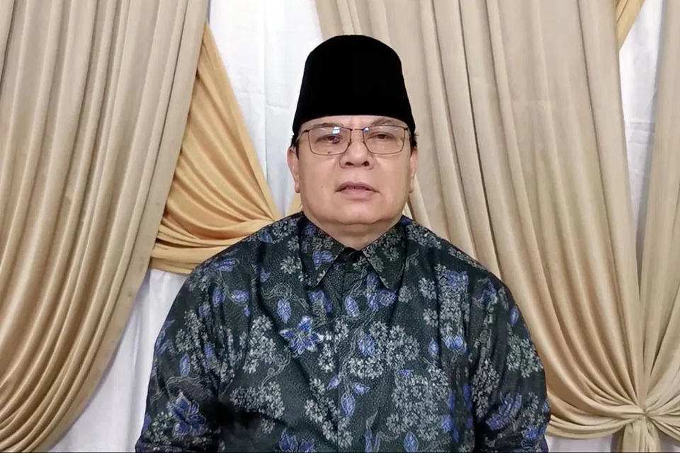 MAKANAN SIHAT: Orang ramai perlu memilih makanan yang halal dan menyihatkan kata Ustaz Drs Ahmad Dahri. - Foto fail