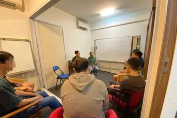 Kaunselor kanan, Encik Gopal Mahey (belakang, kanan) memimpin kumpulan sokongan bagi Program Perkongsian bagi Transformasi Keupayaan (Pact) di Pusat Psikoterapi pada April 2025.