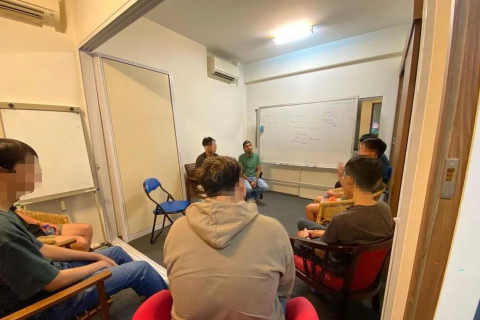 Kaunselor kanan, Encik Gopal Mahey (belakang, kanan) memimpin kumpulan sokongan bagi Program Perkongsian bagi Transformasi Keupayaan (Pact) di Pusat Psikoterapi pada April 2025.