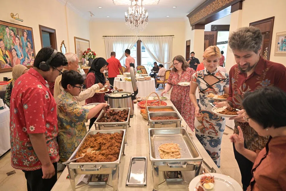 Sekitar 150 tetamu yang terdiri daripada warga Malaysia yang bekerja di Singapura, diplomat dari pelbagai negara serta beberapa peniaga dan tokoh terkenal Singapura, hadir bagi sambutan sempena Tahun Baru Cina di Rumah Malaysia.