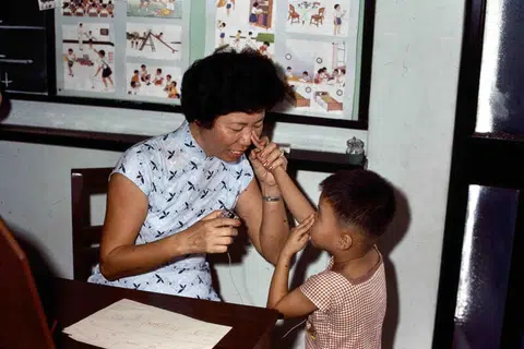 BIMBINGAN PAKAR: Pada pagi Sabtu, Dr Polunin akan menemani pelajar perubatan melawat pelbagai tempat menarik. Gambar yang dipetik ini menunjukkan seorang guru pakar sedang mengajar kanak-kanak yang mengalami masalah pendengaran bercakap dengan mengikut getaran suaranya di sekolah bagi mereka yang cacat pendengaran pada 1968.