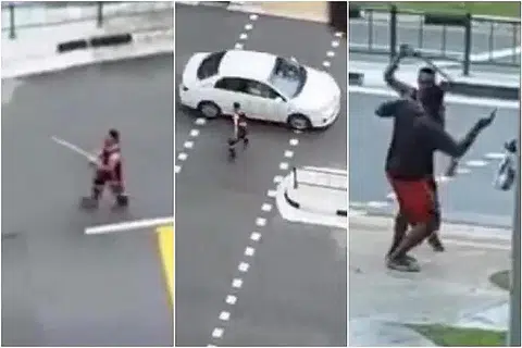 DIHUKUM: Fadhil Yusop menggunakan pedang samurai untuk merempuh kereta yang lalu-lalang di persimpangan lalu lintas di hadapan pusat beli-belah menyebabkan kenderaan itu rosak. - Foto oleh TANGKAP LAYAR ROADS.SG/FACEBOOK