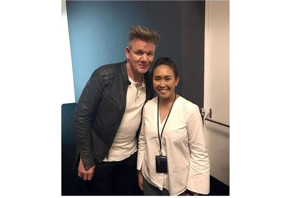 PUAS BENTUK PENGALAMAN MANIS BUAT TETAMU: Cik Syafiqah (kanan) bersama cef selebriti dari United Kingdom, Gordon Ramsay (kiri) ketika lawatannya ke Muzium ArtScience untuk satu sesi dialog tertutup pada 2018. - Foto ihsan SYAFIQAH WAN