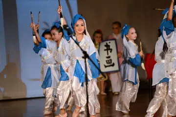 Kanak-kanak dari prasekolah EtonHouse dalam satu persembahan tarian. 