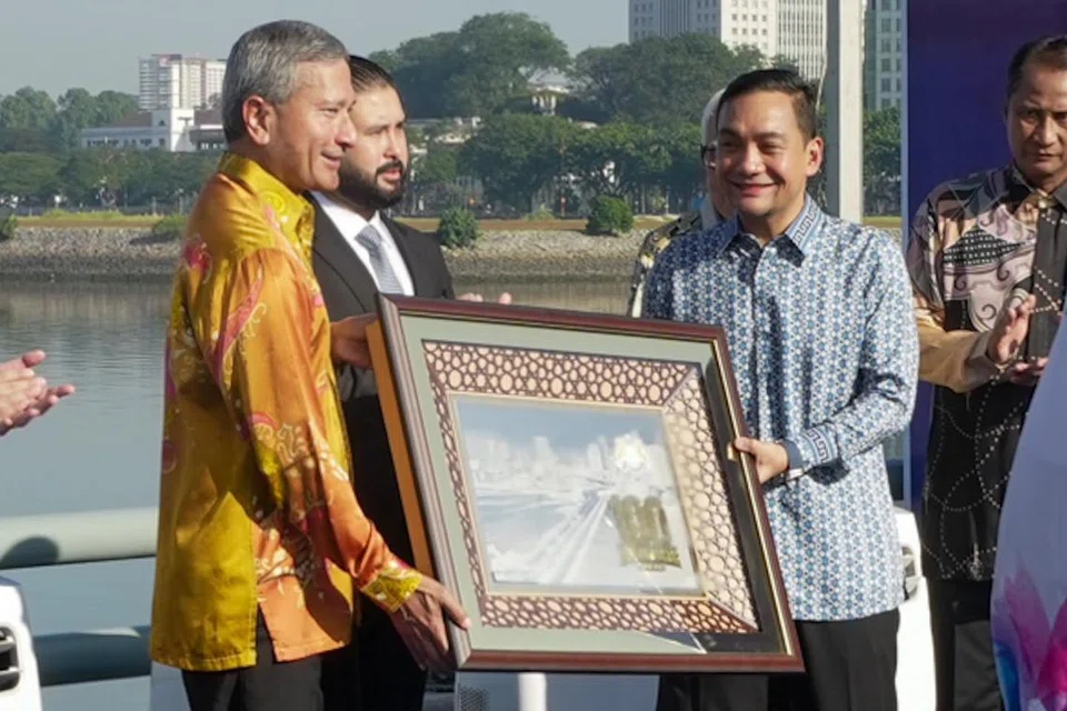 Menteri Ehwal Luar, Dr Vivian Balakrishnan (kiri) berada di sambutan menyambut 100 tahun Tambak Johor pada pagi 28 Jun. Bersama beliau ialah Menteri Besar Johor, Datuk Onn Hafiz Ghazi (dua dari kanan) dan Tunku Mahkota Johor, Tunku Mahkota Ismail (dua dari kiri).