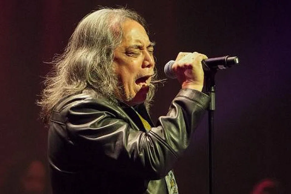 MENGHIBUR SAMBIL BERNASIHAT: Papa Rok Datuk Ramli Sarip menyampaikan nasihat bernas dalam beberapa lagu 'hitnya' lantas memberi kesegaran penonton menyambut Tahun Baru 2016 dengan refleksi diri. - Foto THE ESPLANADE - THEATRES ON THE BAY