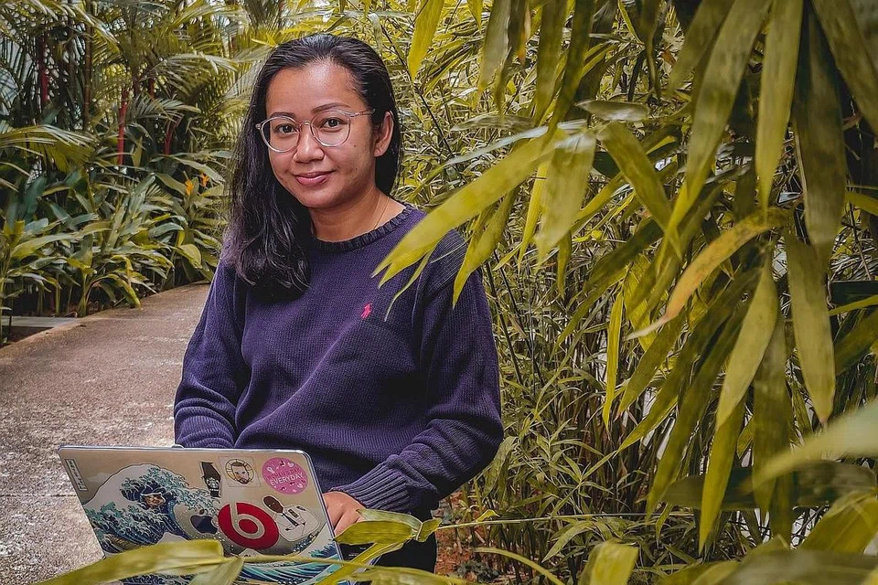 BERJINAK-JINAK URUSKAN 'STARTUP': Meskipun beliau lulus semasa pandemik dan menghadapi kesukaran mendapatkan pekerjaan tetap, Cik Siti Fardiana Mohd Nahar telah 'mencipta' pekerjaan buat dirinya sendiri dengan melibatkan diri dalam The Wear Affair dan Livestock Rewards. - Foto BH oleh NUR DIYANA TAHA
