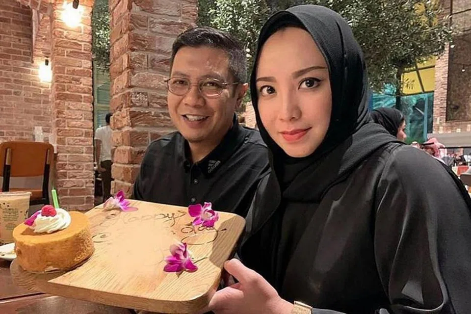 PASANGAN SINGAPURA PERGI HAJI: Encik Deky Zulkarnine (kiri) dan isteri Cik Tuty Suharti telah bermastautin di Arab Saudi dan telah dipilih menjadi antara 10,000 jemaah untuk menjalankan ibadah haji. - Foto ihsan TUTY SUHARTI