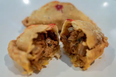 INTI LUMAYAN: Epok-epok sardin mempunyai keseimbangan rasa manis dan pedas.