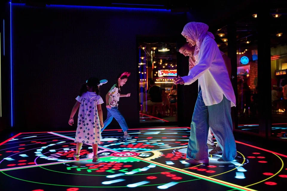 Permainan lantai interaktif, Hiro Training Zone, di Big Hero Arcade mengesan pergerakan pemain, menjadikan pengalaman permainan lebih imersif untuk tetamu pelbagai usia.