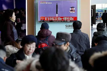 TINDAKAN TINGAT KETEGANGAN: Rakyat Korea Selatan di sebuah stesen kereta api di Seoul menonton laporan berita mengenai pelancaran peluru berpandu Korea Utara kelmarin. - Foto REUTERS