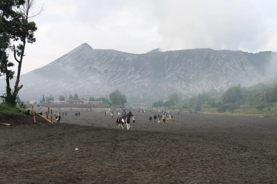 Kemegahan Gunung Bromo boleh disaksikan dari Lautan Pasir atau dikenali sebagai ‘Pasir Berbisik’, iaitu kawasan yang hanya boleh diredahi berjalan kaki, menaiki jip ‘offroad’ atau menunggang kuda. Nama ‘Pasir Berbisik’ berasal daripada suara desiran lembut yang terhasil apabila angin meniup pada pasir gunung berapi yang kehitaman ini.