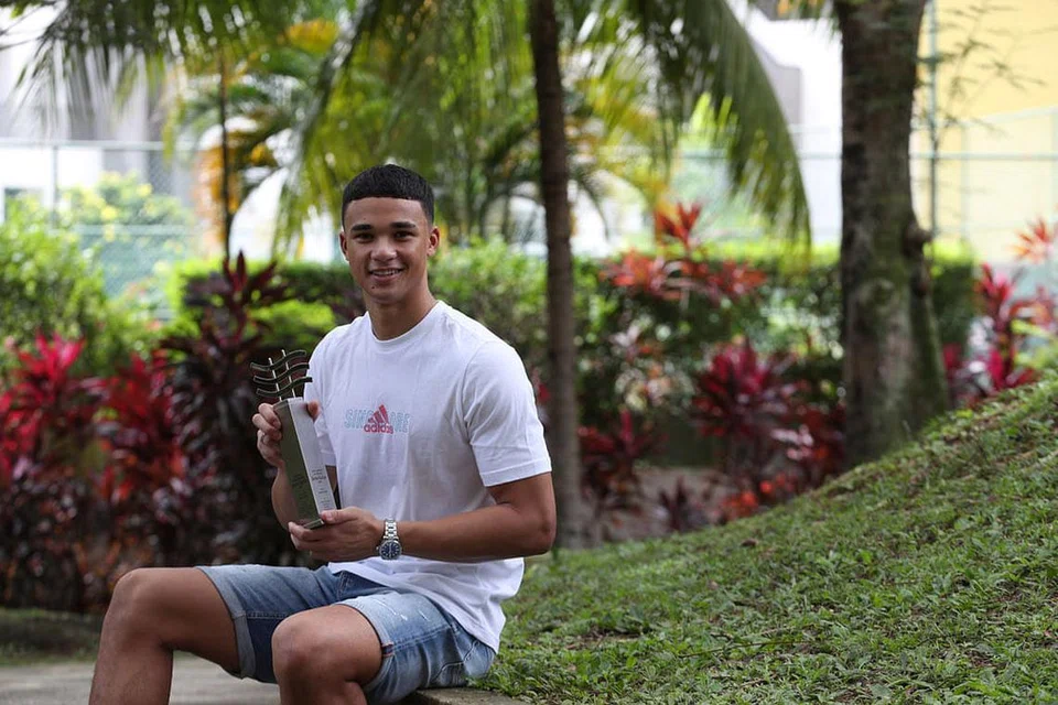 JADI INSPIRASI: Penyerang Singapura Ikhsan Fandi menerima Anugerah Jauhari Harapan 2020 anjuran 'Berita Harian' November lalu. Anugerah Jauhari Harapan di sampaikan kepada individu berusia 30 tahun atau ke bawah yang telah mempamerkan pencapaian dan potensi dalam bidang tersendiri. - Foto BM oleh TIMOTHY DAVID