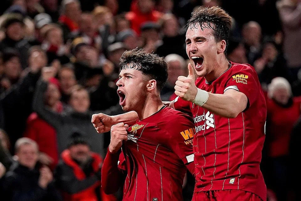 TERUS CEMERLANG: Pemain Liverpool Neco Williams dan Liam Millar meraikan gol dalam perlawanan semula pusingan keempat Piala FA pada Rabu lalu. - Foto REUTERS