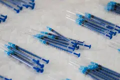 95 PERATUS BERKESAN: Syarikat farmaseutikal Pfizer dan BioNTech berkata vaksin koronavirus mereka 95 peratus berkesan. Keputusan siri ujian menunjukkan vaksin itu berkesan untuk mencegah jangkitan termasuk bagi warga emas, malah tidak ada isu keselamatan yang serius. - Foto REUTERS