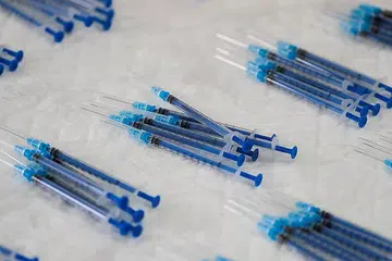 95 PERATUS BERKESAN: Syarikat farmaseutikal Pfizer dan BioNTech berkata vaksin koronavirus mereka 95 peratus berkesan. Keputusan siri ujian menunjukkan vaksin itu berkesan untuk mencegah jangkitan termasuk bagi warga emas, malah tidak ada isu keselamatan yang serius. - Foto REUTERS