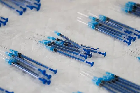 95 PERATUS BERKESAN: Syarikat farmaseutikal Pfizer dan BioNTech berkata vaksin koronavirus mereka 95 peratus berkesan. Keputusan siri ujian menunjukkan vaksin itu berkesan untuk mencegah jangkitan termasuk bagi warga emas, malah tidak ada isu keselamatan yang serius. - Foto REUTERS
