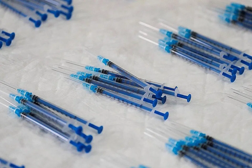 95 PERATUS BERKESAN: Syarikat farmaseutikal Pfizer dan BioNTech berkata vaksin koronavirus mereka 95 peratus berkesan. Keputusan siri ujian menunjukkan vaksin itu berkesan untuk mencegah jangkitan termasuk bagi warga emas, malah tidak ada isu keselamatan yang serius. - Foto REUTERS