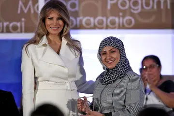 ANTARA PENERIMA: Cik Melania Trump (kiri) menyampaikan Anugerah Keberanian Setiausaha Negara Wanita Antarabangsa kepada salah seoang penerima, Cik Fadia Najib-Thabet dari Yaman. - Foto AFP