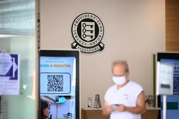 Para pencarum menggunakan simpanan persaraan untuk menyertai CPF Life, yang memberikan bayaran bulanan seumur hidup bermula bila-bila masa dari umur 65 hingga 70 tahun.