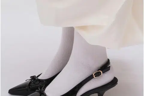 Kasut ‘Clara Slingback Heels’ ($69.90) daripada Tippies menampilkan rekaan ringkas dan anggun. Tapaknya dilapisi ‘memory foam’ lima milimeter untuk memastikan keselesaan sepanjang hari.