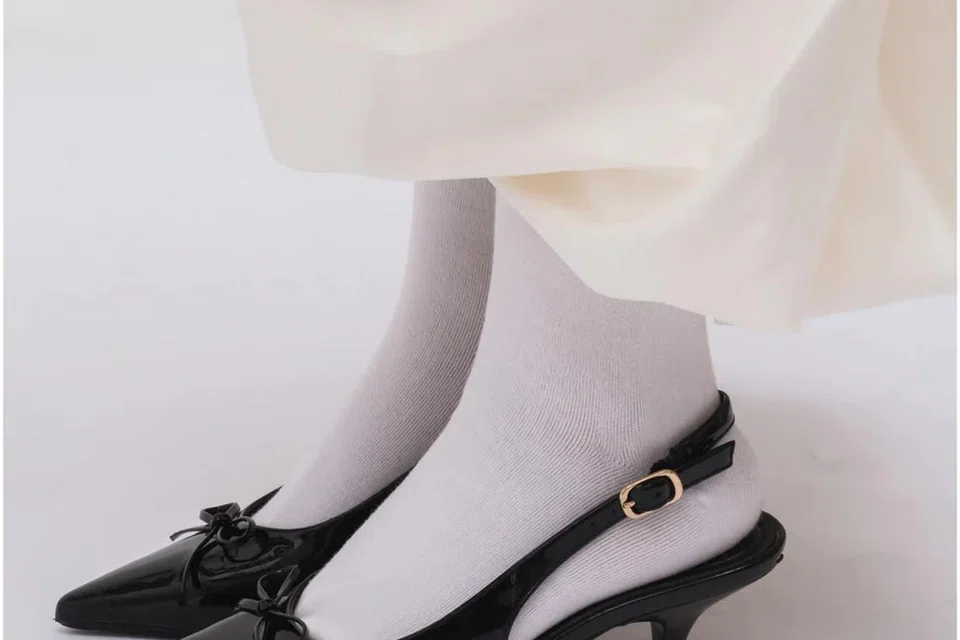 Kasut ‘Clara Slingback Heels’ ($69.90) daripada Tippies menampilkan rekaan ringkas dan anggun. Tapaknya dilapisi ‘memory foam’ lima milimeter untuk memastikan keselesaan sepanjang hari.