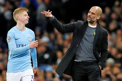 APA YANG SILAP?: Bos City, Pep Guardiola (kanan), memberi arahan kepada pemain muda yang diturunkannya, Oleksandr Zinchenko. - Foto REUTERS