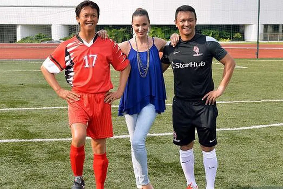 TERPEGUN LIHAT PERSAMAAN: Legenda bola sepak setempat, Fandi Ahmad (kanan), dan isteri, Wendy Jacobs, bergambar bersama patung lilin Fandi, ilham Madame Tussauds Singapore.