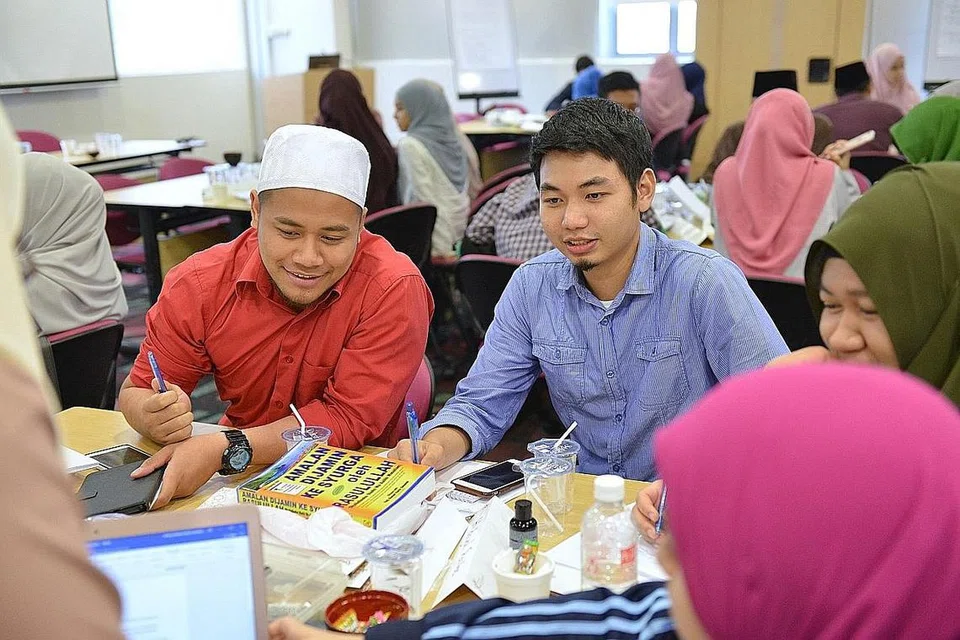 GOLONGAN ASATIZAH: Dana lebih kukuh diperlukan bagi membangunkan golongan asatizah, dan WMS dilihat sebagai sumber dana yang sesuai bagi menyokong usaha mempertingkatkan golongan tersebut. - Foto MUIS