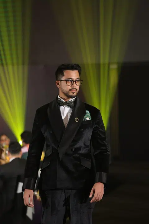 Aliff Aziz tampil menggayakan busana jenama Lord Of Leisure di Kuala Lumpur Men’s Fashion Week 2025.